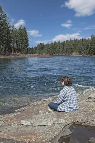 Młoda Kobieta Siedzi Nad Rzeką Spokane Post Falls Idaho Relaksuje — Zdjęcie stockowe