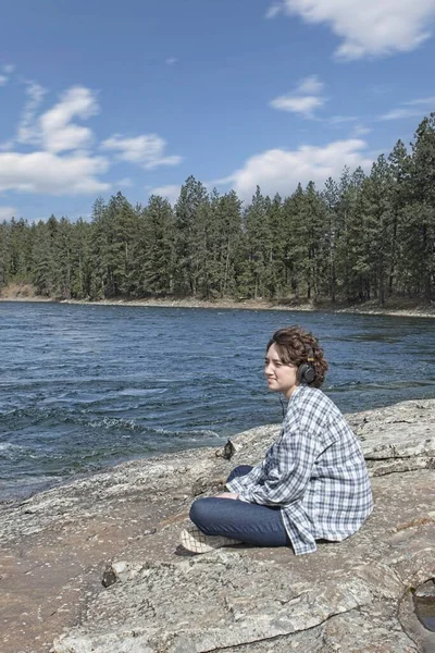 Een Jonge Vrouw Zit Bij Spokane River Post Falls Idaho — Stockfoto