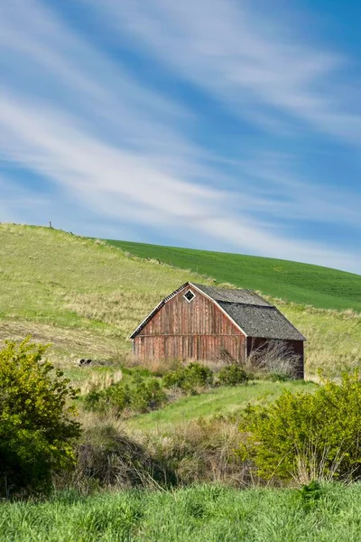 Old Red Barn Stands Field Blue Sky Palouse Region Eastern — Stock Photo, Image
