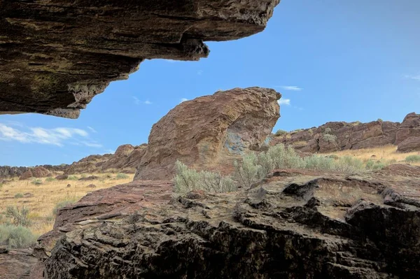 Mirando Desde Una Pequeña Cueva Hasta Grandes Rocas Pincel Seco — Foto de Stock