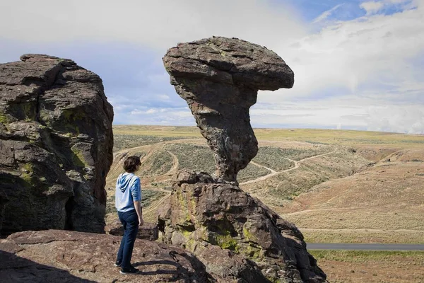 Una Joven Mujer Está Parada Una Cornisa Roca Mirando Famosa —  Fotos de Stock