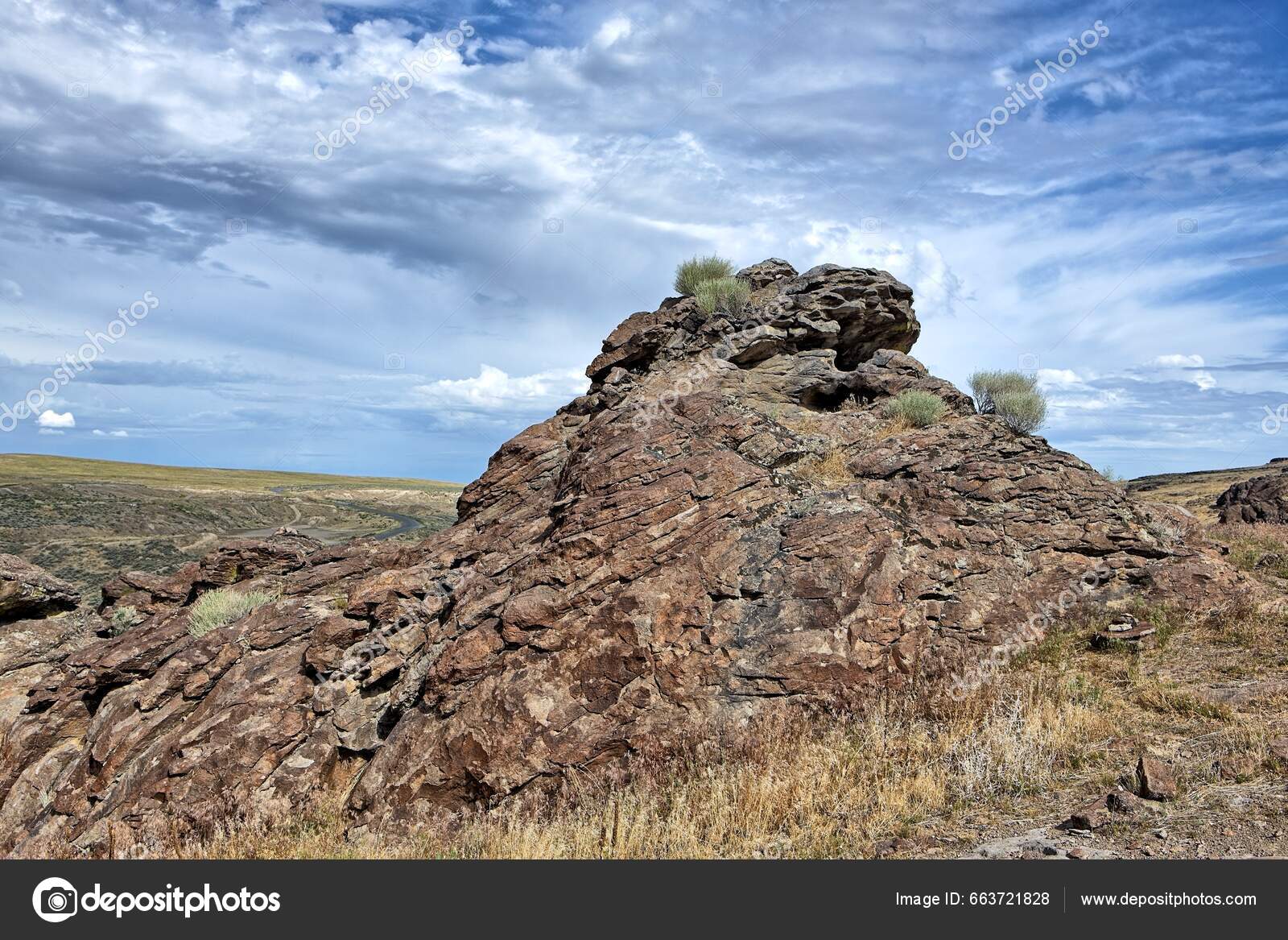 Stone stacks litter pristine trails. A grumpy hiker is kicking back | The  Seattle Times, image size:1600x1167