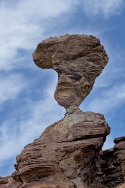 Idaho, Buhl yakınlarında parçalı bulutlu bir gökyüzü karşısında duran ünlü dengeli kayanın net bir fotoğrafı..