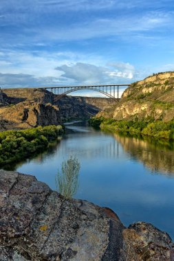 Twin Falls, Idaho 'daki yüksek bir kayalıktan Yılan Nehri ve Perrine Köprüsü' ne bakıyorum..