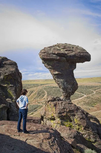 Ung Kvinna Står Klippavsats Och Tittar Den Berömda Balanced Rock — Stockfoto