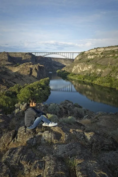Žena Sedí Skále Užívá Scenérie Podél Hadí Řeky Perinského Mostu — Stock fotografie