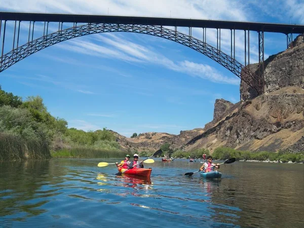Semesterfamilj Paddlar Kajak Ormfloden Nära Perrinebron Twin Falls Idaho — Stockfoto