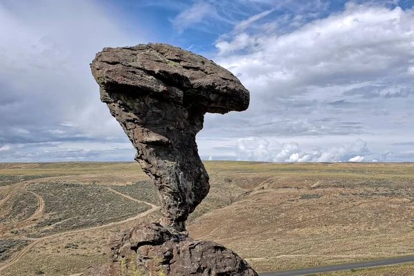 Una Foto Del Famoso Hito Balanced Rock Contra Cielo Parcialmente —  Fotos de Stock