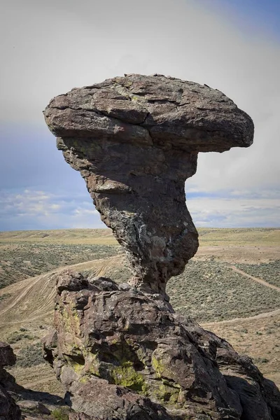 Una Foto Del Famoso Hito Balanced Rock Contra Cielo Parcialmente —  Fotos de Stock