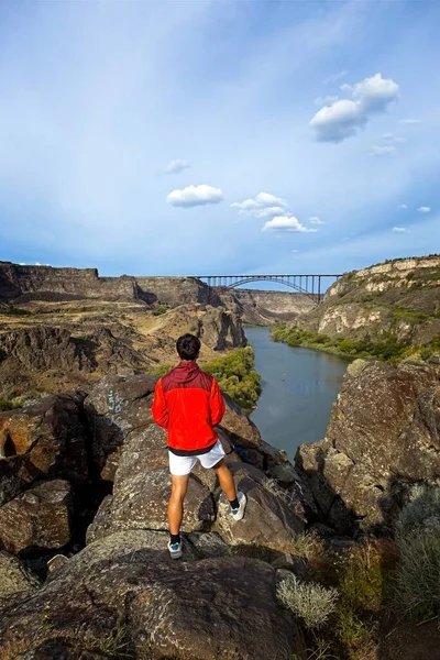 Ένας Έφηβος Στέκεται Μια Βραχώδη Προεξοχή Κοιτάζοντας Μαγευτικό Snake River — Φωτογραφία Αρχείου