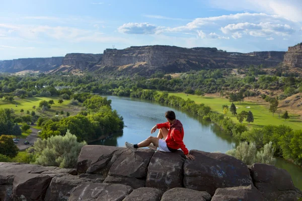 Teen Chlapec Spočívá Skále Výhledem Řeku Had Twin Falls Idaho — Stock fotografie