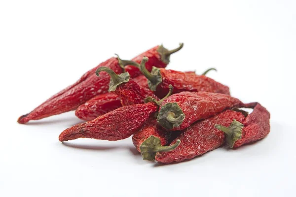 Een Stapel Gedeeltelijk Gedroogde Pittige Rode Paprika Een Schone Witte — Stockfoto