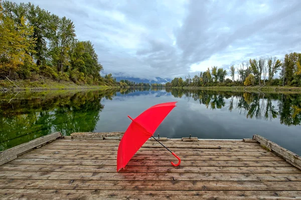 가을에 아이다호 북부의 Kootenai River의 부두에 휴식하는 우산의 — 스톡 사진