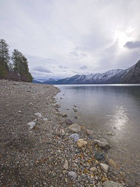 Kuzey Idaho 'daki Farragut Eyalet Parkı' ndaki Pend Oreille Gölü 'nün Rocky kıyı şeridi..