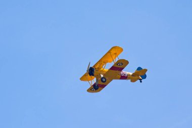 Liberty Lake, Washington yakınlarındaki açık mavi gökyüzünde sarı bir çift kanatlı uçak yükseliyor..