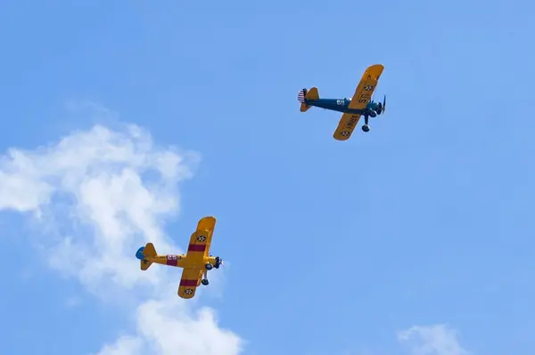 Δύο Παλιά Διπλανά Αεροπλάνα Που Πετούν Σχηματισμό Στο Φωτεινό Ουρανό Εικόνα Αρχείου