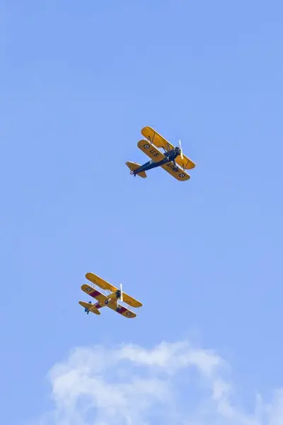 Dos Biplanos Estilo Antiguo Volando Formación Cielo Brillante Cerca Liberty Fotos De Stock