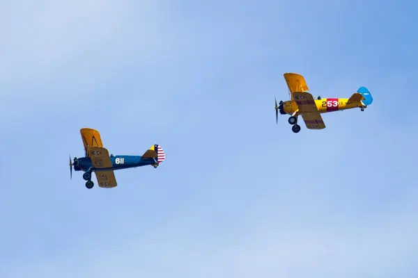Dvě Stará Letadla Létající Formaci Jasné Obloze Poblíž Liberty Lake Stock Fotografie