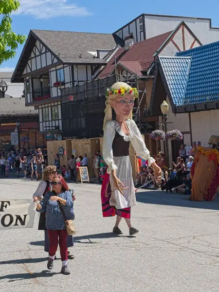 Leavenworth Washington 'daki Maifest geçit törenindeki bir karakterin başyazısı. Mayıs ayı boyunca her hafta sonu Maifest düzenlenir.