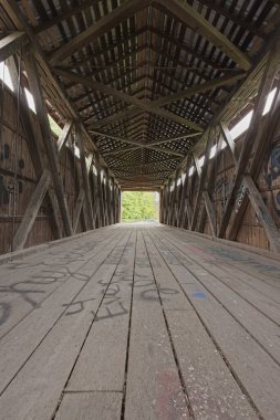 Aslen 1800 'lerde Cenevre, Indiana yakınlarında inşa edilen eski üstü kapalı köprünün içinde..