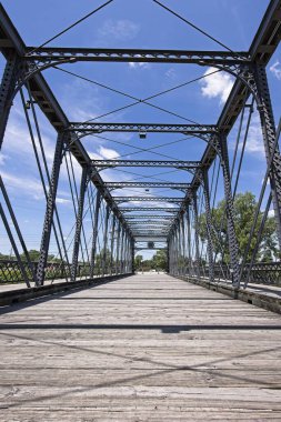 Fort Wayne, Indiana 'da aydınlık bir günde eski Wells Caddesi Köprüsü.