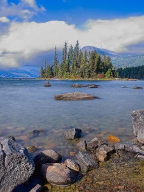 Wenatchee Gölü Leavenworth, Washington yakınlarında kısmen elverişli ve parlak bir gökyüzünün altında.