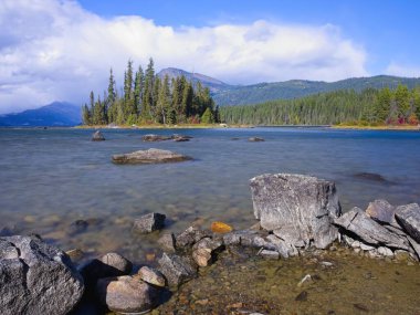 Wenatchee Gölü Leavenworth, Washington yakınlarında kısmen elverişli ve parlak bir gökyüzünün altında.