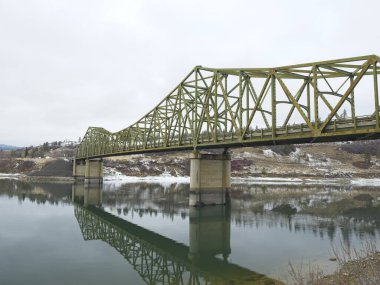 Spokane Kalesi Köprüsü kış boyunca Spokane Kalesi 'nin kıyısında yer almaktadır..