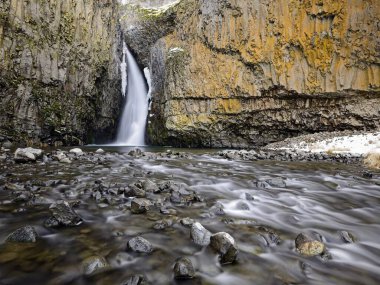 Hawk Creek Şelalesi 'nin hızlı akan suyu kışın Washington' daki Columbia nehrinin yanında..