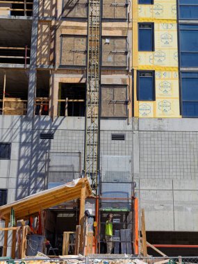 İnşaat işçisi, kuzey Idaho 'daki inşaat halindeki binaya malzeme taşımak için asansörün içinde..