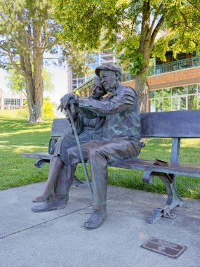 Coeur d 'Alene, Idaho' daki bankta oturan yaşlı bir adam ve kadının heykeli..