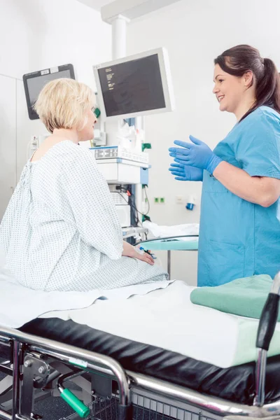 Enfermera Explicando Procedimiento Paciente Cirugía Hospitalaria Para Aliviar Ansiedad — Foto de Stock