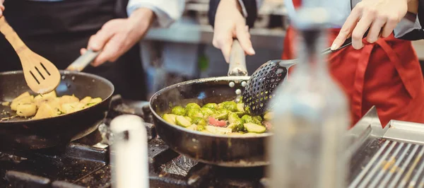 Två Flitiga Kockar Arbetar Ett Varmt Kök Matlagning Läcker Mat — Stockfoto
