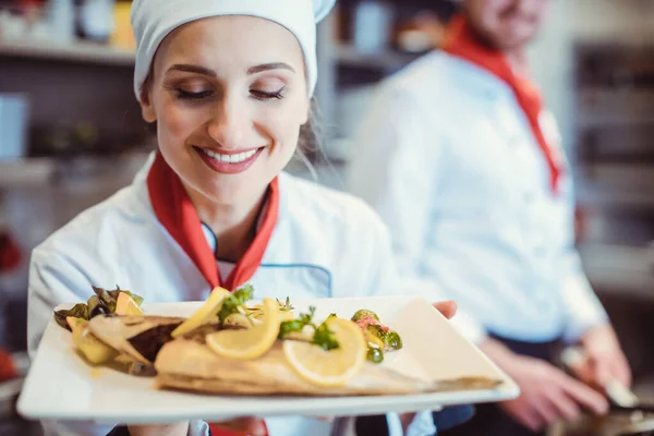 Köchin Uniform Einer Restaurantküche Präsentiert Ihr Essen Und Genießt Den — Stockfoto