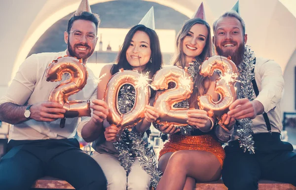 Kvinnor Och Män Firar Det Nya Året 2023 Med Vin — Stockfoto