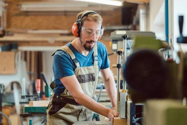 Carpinteiro Absorvido Com Proteção Auricular Óculos Segurança Fresadora Trabalhando Madeira — Fotografia de Stock