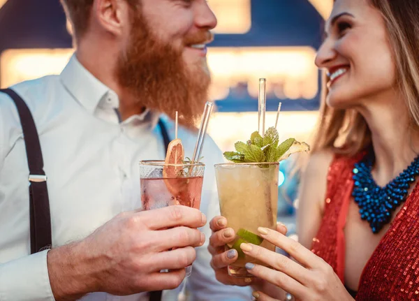 バーで2杯のカクテルを飲みながら笑顔の若いカップルのクローズアップ — ストック写真