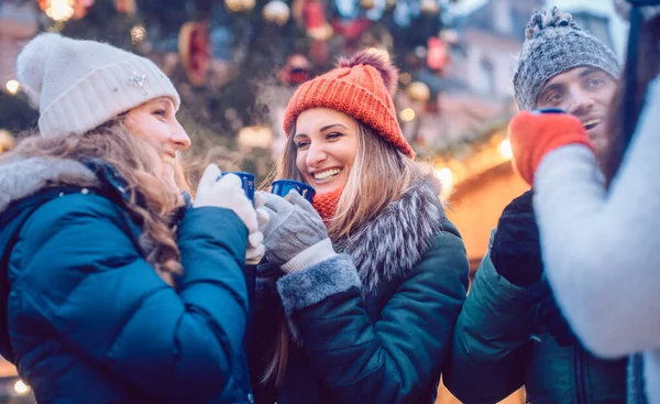 Grupo Amigos Bebendo Vinho Quente Frio Mercado Natal Com Diversão — Fotografia de Stock