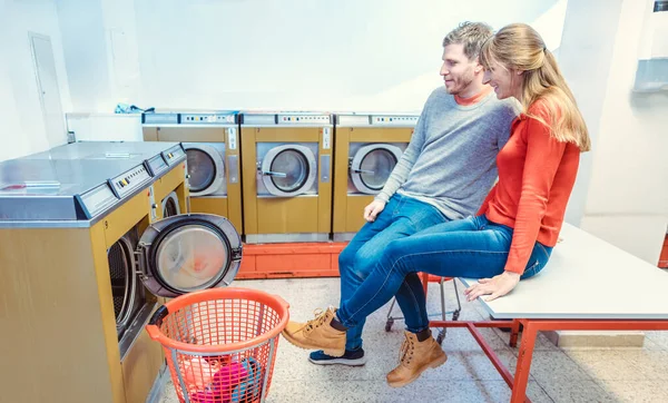 Pár Jich Spolu Čeká Prádelně Prádlo — Stock fotografie