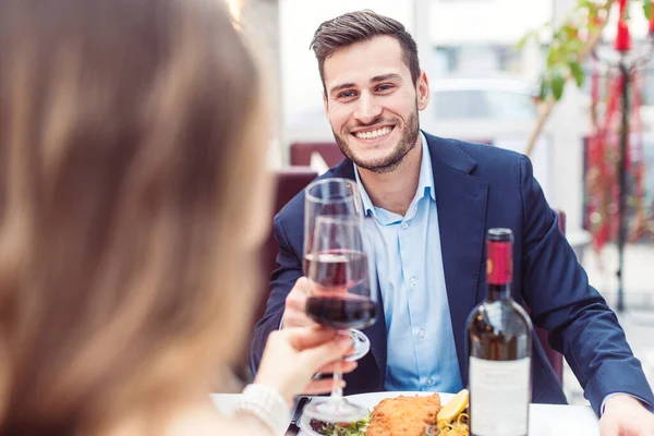 Homme Femme Dégustant Verre Vin Rouge Avec Leur Repas Amuser — Photo
