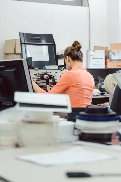 デザインコンピュータに取り組む印刷屋の女性 — ストック写真