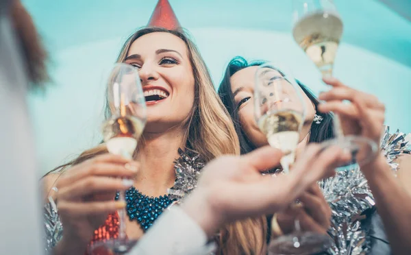 Группа Друзей Баре Пьет Шампанское Празднует Вместе — стоковое фото