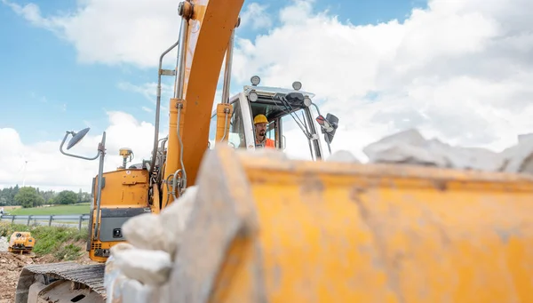 Pekerja Konstruksi Menjalankan Ekskavator Crawler Bawah Tanah Bekerja — Stok Foto