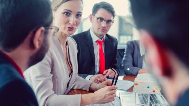 Ofiste bir proje üzerinde çalışan Çeşitlilik iş ekibi