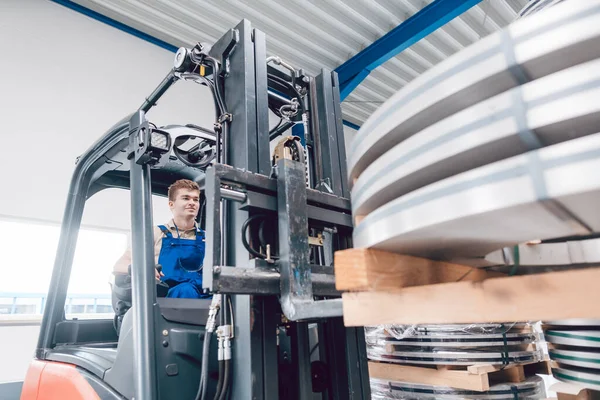 Forklift Sürücüsü Depodan Fabrikaya Sanayi Bölgesine Malzeme Taşıyor — Stok fotoğraf