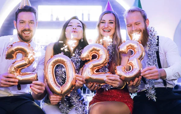 Men Women Celebrating New Year 2023 Sparklers Wine — Stock Photo, Image