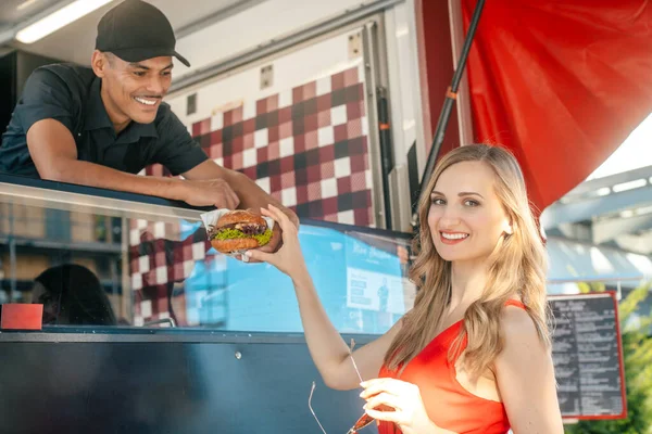Cozinheiro Amigável Caminhão Comida Entregando Hambúrguer Saboroso Para Cliente Mulher — Fotografia de Stock
