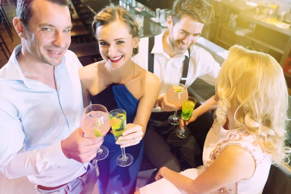 Amigos Desfrutando Bar Bebendo Bebidas Alcoólicas Açucaradas Que Lhes Dará — Fotografia de Stock