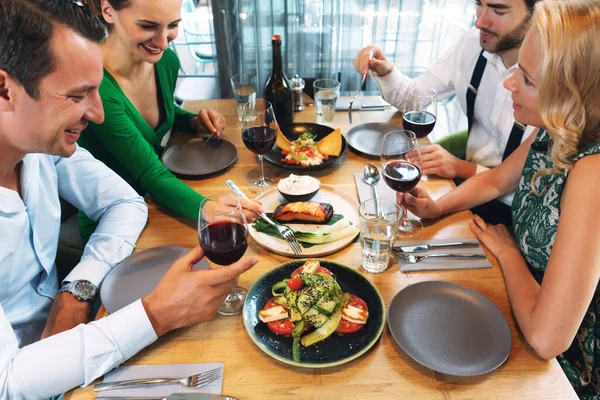Quatro Amigos Desfrutando Jantar Saboroso Restaurante Chique — Fotografia de Stock