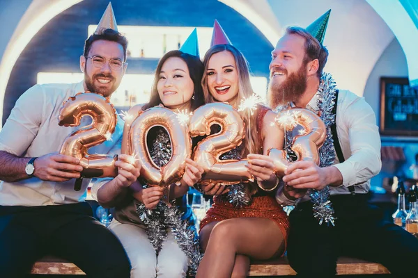 Kobiety Mężczyźni Świętują Nowy Rok 2023 Winem — Zdjęcie stockowe